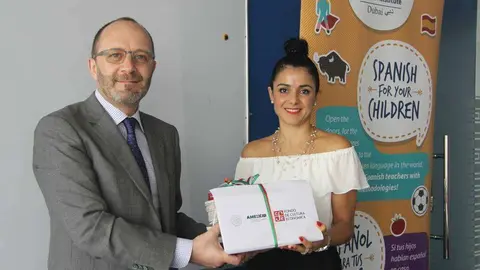 Pedro Blanco entrega la colección de libros a Soledad Blanco. (E.C.)