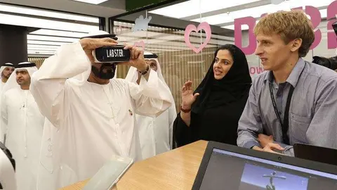Sheikh Mohammed bin Rashid visita la sede del programa Dubai Future Accelerators. (WAM)