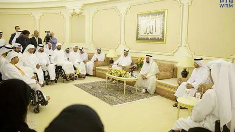 Sheikh Sultan bin Mohammed bin Sultan Al Qasimi, príncipe de la Corona y gobernante de Sharjah junto al equipo paralímpico. (WAM)