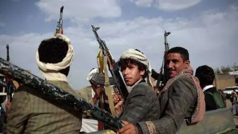 Militares tribales leales a los hutíes cerca de Saná.