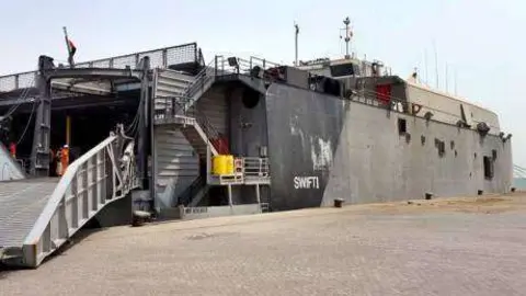 Una imagen del buque Swift en un puerto de Emiratos Árabes (WAM).
