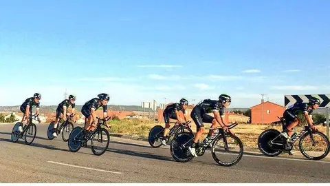 Los seis contrarrelojistas del Movistar Team, este martes en Madrid.
