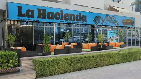 Espectacular terraza del restaurante colombiano La Hacienda, situado en Dubai Marina. (EL CORREO)