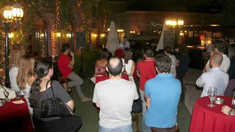 Asistentes al Encuentro de Españoles en Dubai atienden a la intervención del abogado Albert Jové. (EL CORREO)