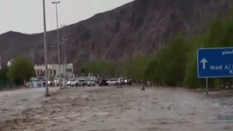 La carretera entre Sharjah y Kalba, cortada por el agua.