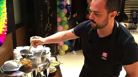 El chef Daniel Hurtado junto al caldo de chilpachole de jaiba. (E.C.)