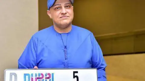 El empresario con su matrícula de 33 millones de dirhams.