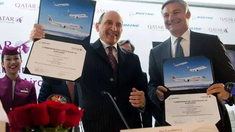 Akbar Al Baker, presidente de Qatar Airways (izq.), y Ray Conner, presidente y director ejecutivo de Boeing Commercial Airplanes.