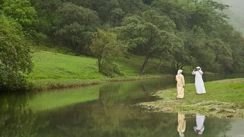 Dos árabes toman una foto en la turística zona de Salalah en Omán. (Fuente externa)