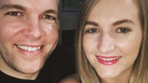 La mujer desaparecida, Kirsty McLaughlin, junto a su novio,  Mitch Joseph Wall. (Facebook)