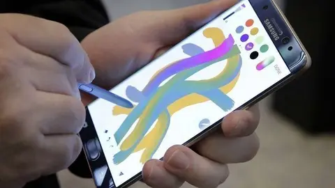 Un usuario utiliza un Samsung Galaxy Note 7.