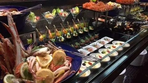 El brunch cuenta con entrantes como el cangrejo o el salmón. (E.C.)
