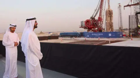 Sheikh Mohammed bin Rashid y Sheikh Hamdan bin Mohammed durante el acto de colocación de la primera piedra. (Dubai Media Office)