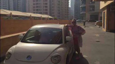 La profesora escocesa desaparecida junto a su automóvil.