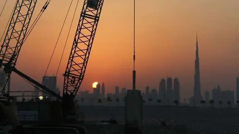 Trabajos de construcción de La Torre de Santiago Calatrava con el Skyline de Dubai como telón de fondo. (R. Pérez / EL CORREO DEL GOLFO)