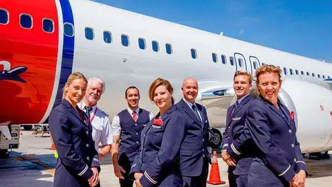 Aeronave y tripulación de la aerolínea Norwegian.
