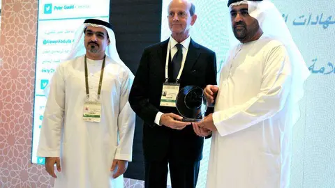 José Ramón Saiz, CEO de Spanish kits Company, recibe el galardón de manos de Rashid Ahmed Bin Fahad, presidente de ESMA y ministro de Estado. (Eva Martín / MyMMerchan)