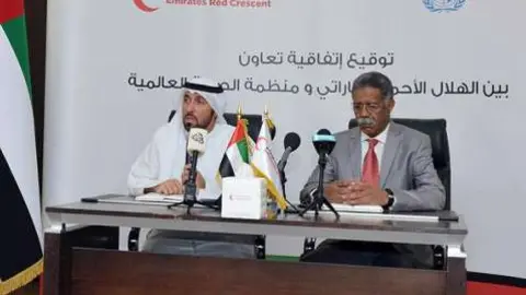 Mohammad Atiq Al Fallahi, secreterio general de la ERC, y Ahmed Farah Chadol, representante de la OMS en Yemen, tras firmar el acuerdo. (WAM)