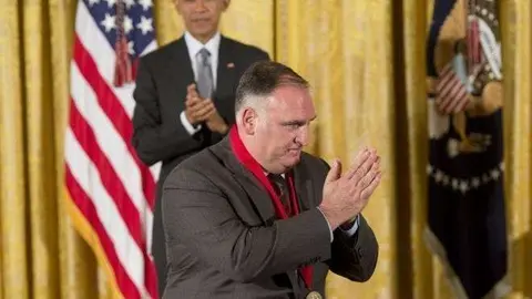 Obama aplaude al cocinero asturiano José Andrés.