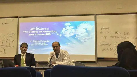 El psicólogo español -en la izquierda- durante la conferencia en el hospital King Faisal de Riad. (E.C.)