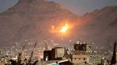 Bombardeo de la Coalición Árabe a un depósito de armas en Saná (AP).