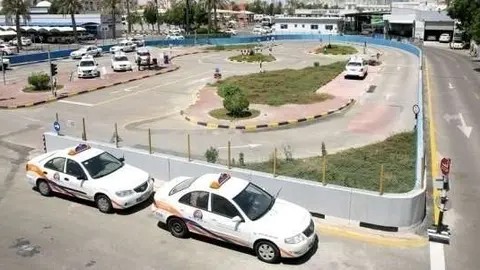 Una imagen de vehículos de escuela de conducir en EAU. (Fuente externa)