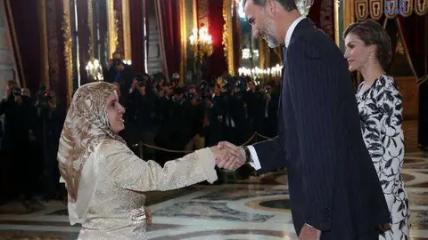 La embajadora de Emiratos Árabes Unidos en Madrid saluda al rey de España.