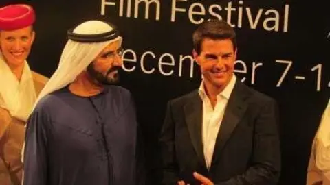 Tom Cruise junto al jeque Mohamed Bin Rashid Al Maktum en el Festival de Cine de Dubai de 2011.