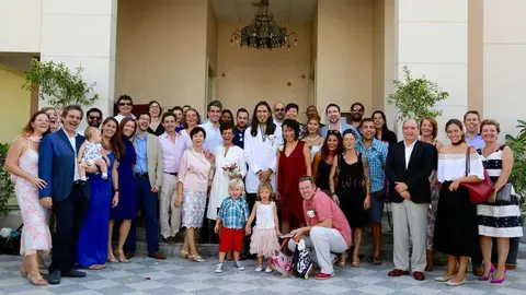 Luis Ezqueta y Arleen Sasman posan con familiares y amigos en la puerta de la iglesia tras contraer matrimonio en Dubai. (EL CORREO)