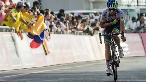 Esteban Chaves llega a la meta entre aplausos. (Abu Dhabi Tour)