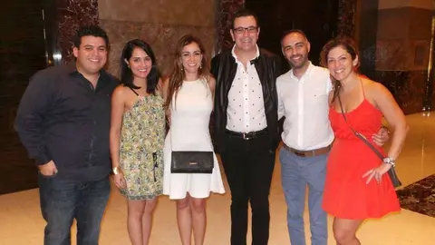 Laureano Márquez junto a un grupo de asistentes al espectáculo 'De Venezuela con humor. (E.C.)