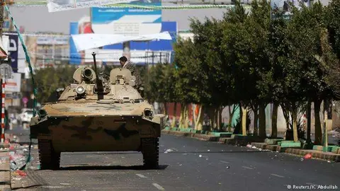 Un tanque se pasea por una solitaria calle en Yemen.