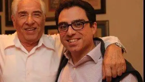 Una imagen suministrada de Facebook de padre e hijo antes de la detención.