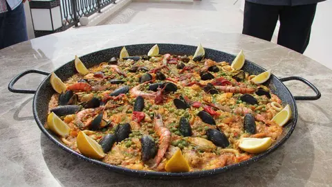Paella de marisco elaborada por Luis Ezqueta en Emiratos Árabes.
