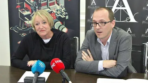 La presidenta de la Academia, Yvonne Blake, y el director del Festival de Cine Iberoamericano de Huelva, Manuel H. Martín. (Enrique F. Aparicio-Cortesía de la Academia de Cine)