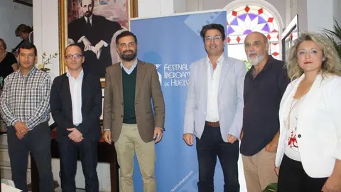 De izquierda a derecha, el alcalde de Rociana, el director del Festival Iberoamericano, el alcalde de Moguer, el presidente del Casino de Rociana, el director de la Fundación Zenobia-Juan Ramón, y la concejal de Cultura de Moguer. (Cedida)