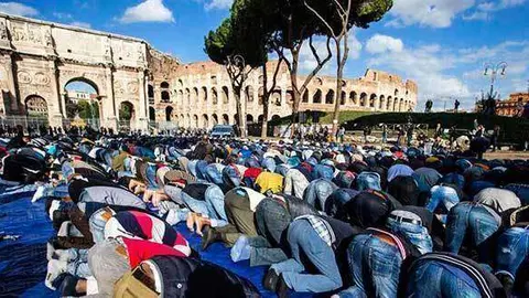 Un momento de la oración ante el Coliseo en Roma.