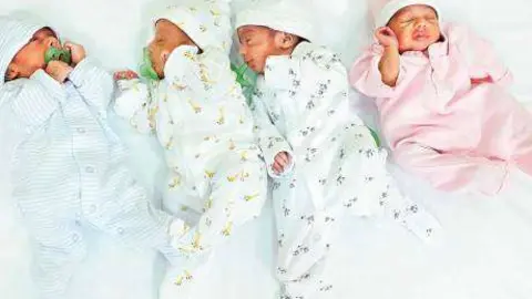 Los bebés y la madre se encuentran en buen estado de salud.