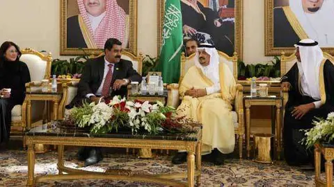 Una imagen del presidente de Venezuela junto al rey de Arabia Saudita.