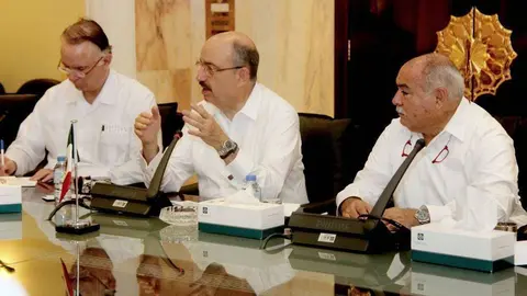 El subsecretario de Relaciones Exteriores de México, Carlos Alberto de Icaza -en el centro-, junto al embajador de su país en Abu Dhabi, Francisco Alonso, durante la visita que realizó a Emiratos Árabes en septiembre de 2014. (EL CORREO)