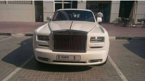 En la foto suministrada al diario Khaleej Times, el Rolls Royce del 5 de Dubai.