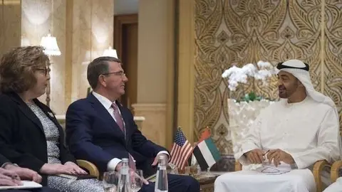 El príncipe heredero de Abu Dhabi y el secretario de Defensa de EEUU.