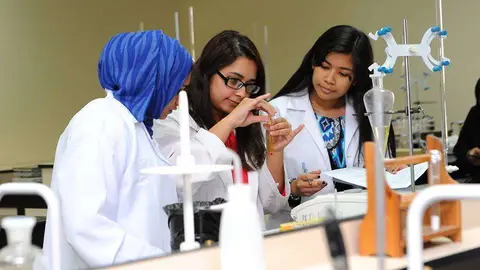 Tres mujeres investigan en un laboratorio de la Universidad de Abu Dhabi (Abu Dhabi University, Facebook)