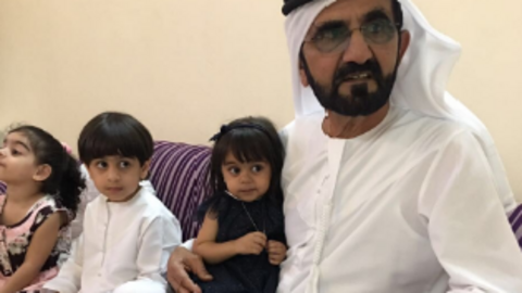 Sheikh Mohammed bin Rashid, con la pequeña Mahra Al Shehi. (Twitter)