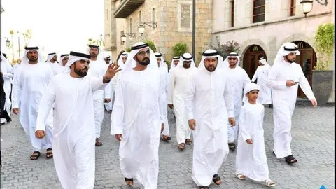 El gobernador de Dubai y su comitiva recorren el parque Legoland.