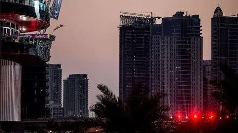 El mexicano Jonathan Paredes salta en la noche de este viernes desde Pier Seven en Dubai.