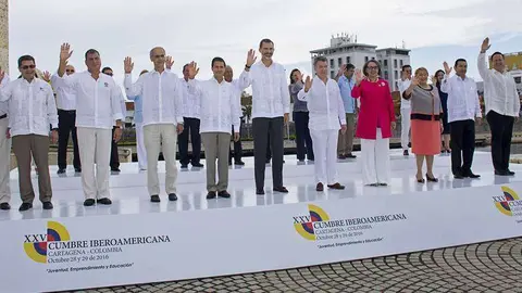 Jefes de Estado y de Gobierno posan en la XXV Cumbre Iberoamericana para la foto de familia. 