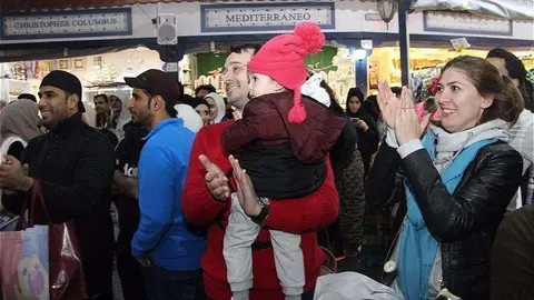 Visitantes del Pabellón de España en Global Village aplauden uno de los espectáculos desarrollados sobre su escenario en la pasada temporada. (EL CORREO)