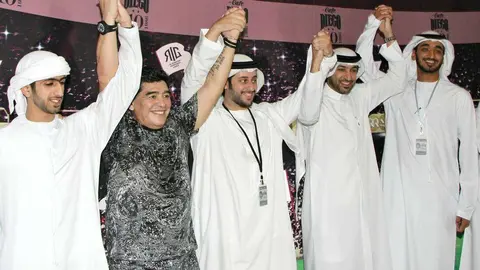 Maradona junto a gente local de Emiratos Árabes en la apertura de su cafetería. (E.C.)