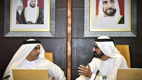 El jeque Al Maktum -derecha- durante el Consejo de Ministros. (Twitter)
